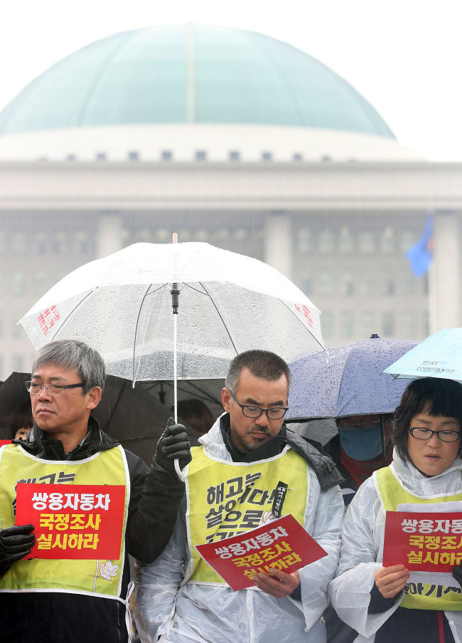 Labor activists call for a parliamentary investigation into the Ssangyong Motor incident at a press conference at the National Assembly in January.   Yonhap News