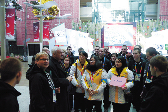 Polish Ambassador Krzysztof Majka (third from left) greets athletes arriving at Incheon International Airport before the opening ceremony for the Special Olympics on Tuesday in Pyeongchang, Gangwon Province. The Games end on Feb. 5. (Polish Embassy)