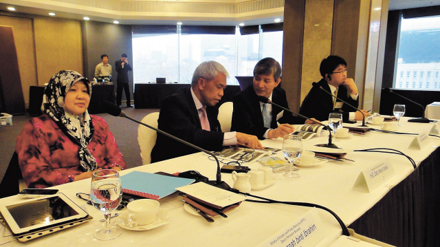 Bruneian Ambassador to Korea Dato Haji Harun Ismail (second from left), ASEAN-Korea Center Secretary-General
Chung Hae-moon (third from left), Hajah Hasnah Binti Ibrahim (left), deputy permanent secretary of Brunei’s Ministry
of Industry and Primary Resources, and a Korean official listen to a presentation on the fisheries industry in Brunei
during an investment forum at the Seoul Plaza Hotel, Tuesday. (ASEAN-Korea Center)