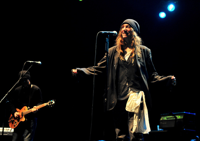 패티스미스(Patti Smith/가수)
“우리가 힘을 합친다면, 우리 모두를 위한 위대한 변화를 이끌어 낼 수 있을 것입니다.”
‘펑크의 대모’ 패티 스미스(66)가 지난 2일 오후 7시 서울 광장동 유니클로 악스에서 첫 내한 단독 공연을 가졌다. 검은 재킷과 청바지를 입고 검은 비니를 머리에 쓴 채 무대에 등장한 스미스의 모습은 예순을 훌쩍 넘긴 나이를 무색케 할 만큼 젊어 보였다.