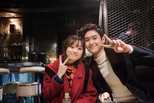 김슬기(좌측/배우),고경표(배우)
배우 고경표와 김슬기의 달달한 커플샷이 공개됐다.
tvN ‘이웃집 꽃미남’(극본 김은정, 감독 정정화) 제작사는 2일 극중 맛깔스런 연기로 시청자들 사랑을 독차지하고 있는 ‘웹툰커플’ 고경표와 김슬기가 다정한 포즈를 취하고 있는 모습을 담은 사진을 공개했다.