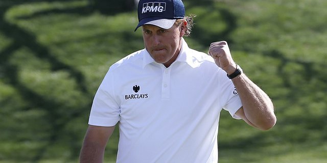필 미켈슨(Phil Mickelson/골퍼)
‘골프황제’ 타이거 우즈에 이어 이번엔 ‘왼손황제’ 필 미켈슨이 정상을 밟았다. 미국 골프를 대표하는 스타들이 2주 연속 우승을 거머쥐면서 PGA투어는 흥행대박에 즐거운 비명을 질렀다.