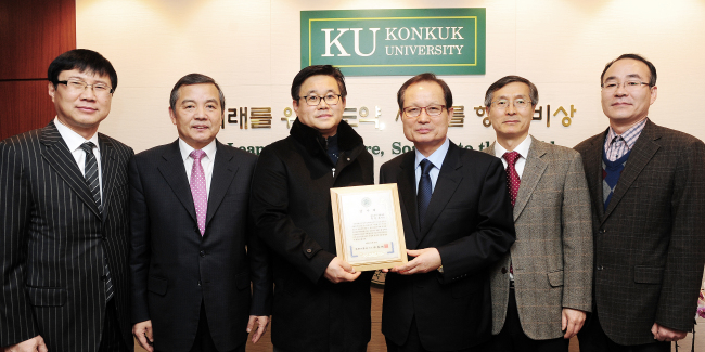 <YONHAP PHOTO-0891> 동물병원장이 장학기금 5천만원 기부 (서울=연합뉴스) 건국대는 수의과대학 동문인 서울 페토피아동물병원 홍원표 원장(건국대 수의학 85)이 ‘수의과대학 내리사랑 장학기금’으로 5천만원을 기부했다고 3일 밝혔다. 송희영 총장(오른쪽 세번째)이 장학기금을 전달받은 후 홍 원장(왼쪽 세번째)에게 감사패를 전달하며 촬영을 하고있다. 2013.2.3 photo@yna.co.kr/2013-02-03 13:34:12/ <저작권자 ⓒ 1980-2013 ㈜연합뉴스. 무단 전재 재배포 금지.>
<YONHAP PHOTO-0891> 동물병원장이 장학기금 5천만원 기부 (서울=연합뉴스) 건국대는 수의과대학 동문인 서울 페토피아동물병원 홍원표 원장(건국대 수의학 85)이 ‘수의과대학 내리사랑 장학기금’으로 5천만원을 기부했다고 3일 밝혔다. 송희영 총장(오른쪽 세번째)이 장학기금을 전달받은 후 홍 원장(왼쪽 세번째)에게 감사패를 전달하며 촬영을 하고있다. 2013.2.3 photo@yna.co.kr/2013-02-03 13:34:12/ <저작권자 ⓒ 1980-2013 ㈜연합뉴스. 무단 전재 재배포 금지.>
<YONHAP PHOTO-0891> 동물병원장이 장학기금 5천만원 기부 (서울=연합뉴스) 건국대는 수의과대학 동문인 서울 페토피아동물병원 홍원표 원장(건국대 수의학 85)이 ‘수의과대학 내리사랑 장학기금’으로 5천만원을 기부했다고 3일 밝혔다. 송희영 총장(오른쪽 세번째)이 장학기금을 전달받은 후 홍 원장(왼쪽 세번째)에게 감사패를 전달하며 촬영을 하고있다. 2013.2.3 photo@yna.co.kr/2013-02-03 13:34:12/ <저작권자 ⓒ 1980-2013 ㈜연합뉴스. 무단 전재 재배포 금지.>