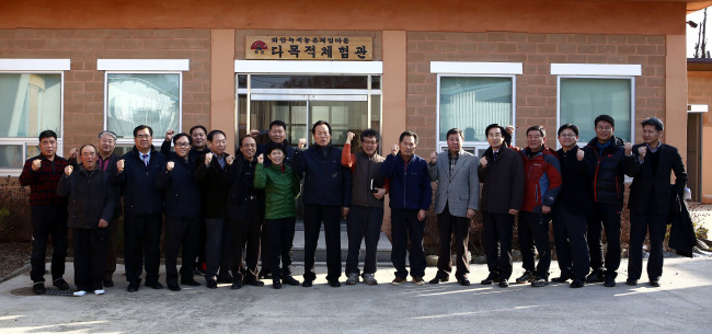 <YONHAP PHOTO-0706> 박재순 농어촌공 사장, 나주 화탑마을 방문 (나주=연합뉴스) 김재선 기자 = 박재순 한국농어촌공사 사장이 최근 박근혜 대통령 당선인이 농촌 발전의 성공 모델로 언급한 나주 화탑마을을 방문, 녹색농촌 체험마을 운영에 따른 애로사항을 듣는 등 주민들과 마을 발전방안을 논의했다. 2013.2.3 <<한국농어촌공사>> kjsun@yna.co.kr/2013-02-03 10:57:42/ <저작권자 ⓒ 1980-2013 ㈜연합뉴스. 무단 전재 재배포 금지.>
<YONHAP PHOTO-0706> 박재순 농어촌공 사장, 나주 화탑마을 방문 (나주=연합뉴스) 김재선 기자 = 박재순 한국농어촌공사 사장이 최근 박근혜 대통령 당선인이 농촌 발전의 성공 모델로 언급한 나주 화탑마을을 방문, 녹색농촌 체험마을 운영에 따른 애로사항을 듣는 등 주민들과 마을 발전방안을 논의했다. 2013.2.3 <<한국농어촌공사>> kjsun@yna.co.kr/2013-02-03 10:57:42/ <저작권자 ⓒ 1980-2013 ㈜연합뉴스. 무단 전재 재배포 금지.>
<YONHAP PHOTO-0706> 박재순 농어촌공 사장, 나주 화탑마을 방문 (나주=연합뉴스) 김재선 기자 = 박재순 한국농어촌공사 사장이 최근 박근혜 대통령 당선인이 농촌 발전의 성공 모델로 언급한 나주 화탑마을을 방문, 녹색농촌 체험마을 운영에 따른 애로사항을 듣는 등 주민들과 마을 발전방안을 논의했다. 2013.2.3 <<한국농어촌공사>> kjsun@yna.co.kr/2013-02-03 10:57:42/ <저작권자 ⓒ 1980-2013 ㈜연합뉴스. 무단 전재 재배포 금지.>