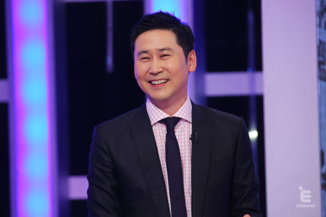 신동엽(MC/개그맨)
]신동엽이 “출연료로 아직 빚을 갚고 있다”고 밝혔다. 오는 6일 밤 첫 방송하는 티캐스트 계열의 E채널 ‘용감한 기자들’에 MC로 발탁된 신동엽은 “현재 많은 프로그램 출연료를 어디다 쓰냐”는 질문에 “진짜 솔직하게 말씀 드리면 아직까지 빚을 갚고 있다.