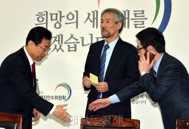 4일 오전 서울 종로구 삼청동 대통령직인수위에서 열린 간사단회의에 앞서 이현재 경제2간사와 윤창중 대변인이 인사하고 있다./박해묵 기자 mook@ 2013.02.04