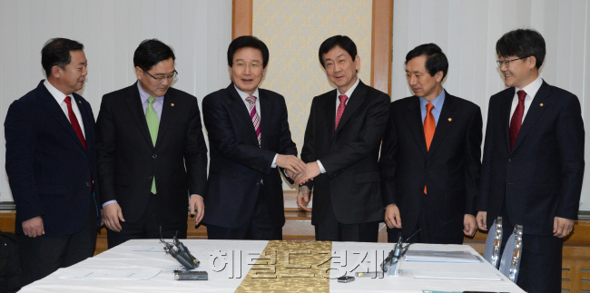 Saenuri Party and Democratic United Party lawmakers, including Saenuri’s Chin Young (third from right) and DUP’s Byun Jae-ill (third from left), pose ahead of the meeting over the proposed Government Organization Act revision Monday.   Chung Hee-cho/The Korea Herald