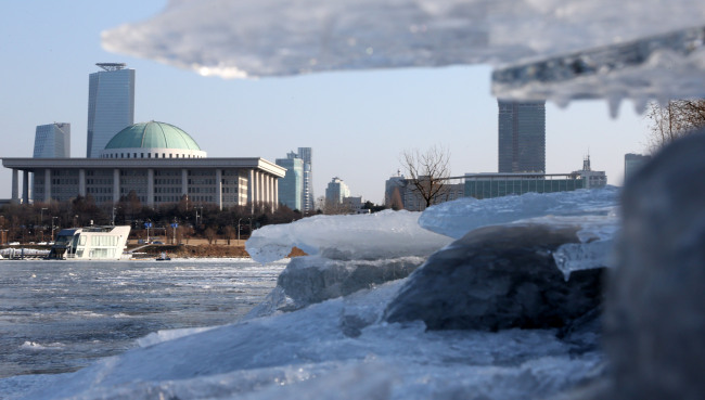 The National Assembly is pictured in Yeouido, Seoul, on Jan. 27. The parliamentary session for the day was canceled due to confrontation between lawmakers over the confirmation of the Constitutional Court presidential nominee and an audit into the controversy at Ssangyong Motor, drawing criticism from the public. Yonhap News