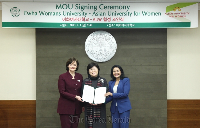 Cherie Blair (from left), chancellor of the Asian University for Women, Kim Sun-uk, president of Ewha Womans University, and Fahima Aziz, vice chancellor of AUW, pose after signing a memorandum of understanding at Ewha on Friday.   Ewha Womans University