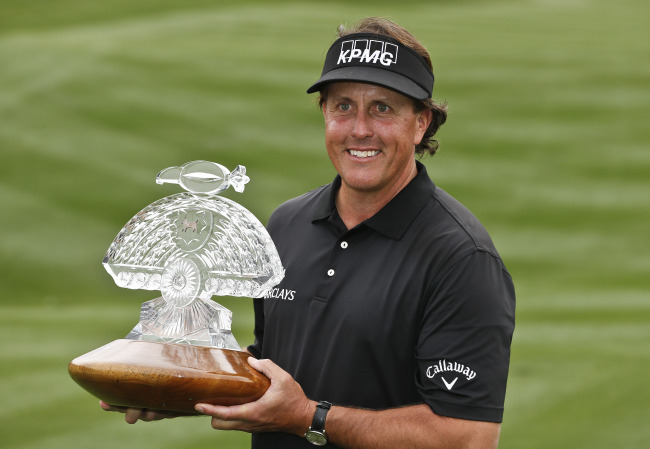 Phil Mickelson poses with the  trophy on Sunday.    AP-Yonhap News