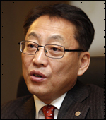 노석균(교수)
노석균 영남대학교 총장이 이번달 1일부터 제14대 총장 공식 임기를 시작했다. 취임식은 오는 13일 오후 2시 영남대 천마아트센터 챔버홀에서 열린다.
지난해 12월 21일 법인이사회를 통해 제14대 영남대 총장에 선출된 노 총장은 ‘YU, the Future:미래를 만드는 대학’을 비전으로 4년간 영남대를 이끌어나간다.