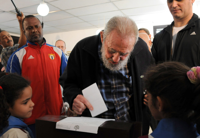 <YONHAP PHOTO-0959> Cuba's leader Fidel Castro casts his ballot at a polling station during parliament elections in Havana, Cuba, Sunday, Feb. 3, 2013. Castro, who appears in public only occasionally, was among more than 8 million islanders eligible to vote and approve 612 members of the National Assembly and over 1,600 provincial delegates. (AP Photo/Ismael Francisco, Cubadebate)/2013-02-04 12:06:10/ <저작권자 ⓒ 1980-2013 ㈜연합뉴스. 무단 전재 재배포 금지.>
Cuba’s leader Fidel Castro casts his ballot at a polling station during parliament elections in Havana on Sunday.    AP-Yonhap News