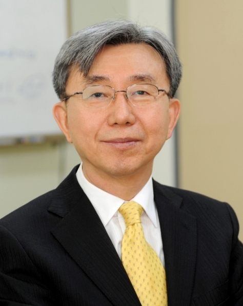이용구(기업인)
중앙대학교는 4일 법인 이사회를 열고 제 14대 총장에 이용구 교수(59ㆍ사진)를 선임했다고 5일 밝혔다. 이용구 심임 총장은 고려대를 졸업하고 미네소타 대학원에서 석ㆍ박사를 마친 뒤 1986년부터 중앙대학교 경영경제대학 응용통계학과 교수로 재직해왔다.