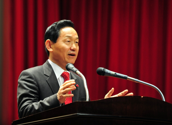 김상곤(교육공무원)
경기도교육청 김상곤 교육감이 “입춘대길 혁신다경(立春大吉 革新多慶·혁신을 하면 좋은 일이 많다)”이라며, ‘혁신학교 시즌 2’의 내실있는 준비를 당부했... 준비기로 삼자”고 말했다고 경기도교육청은 밝혔다.