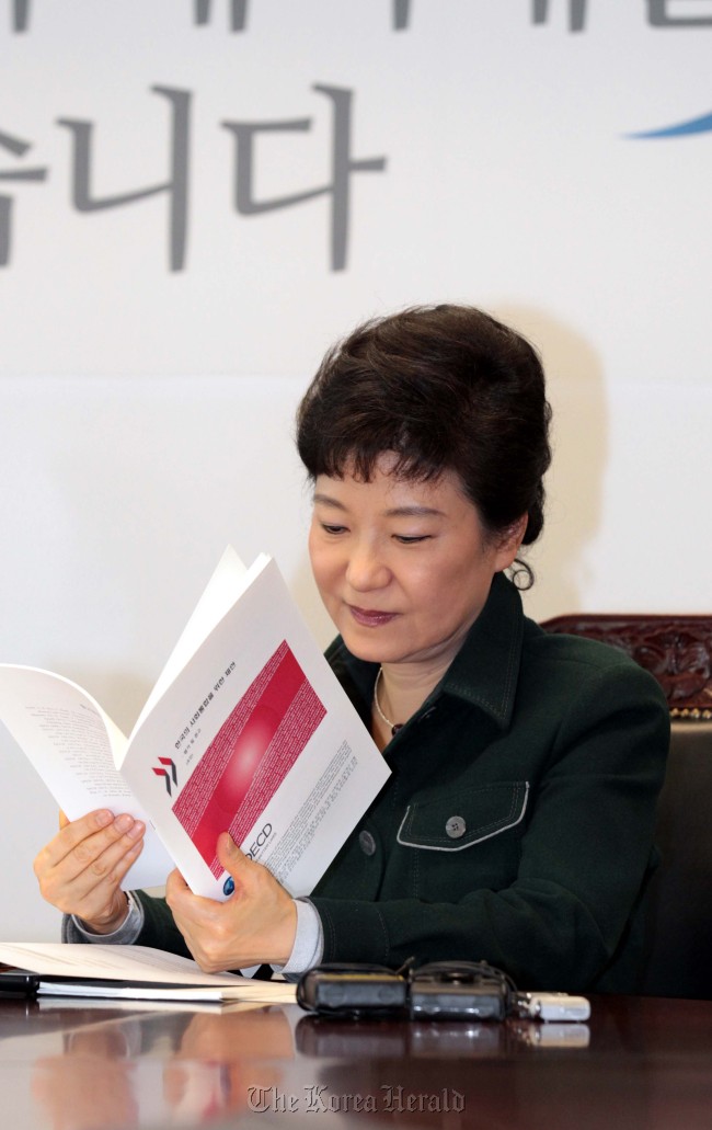 4일 박근혜 대통령 당선인이 서울 통의동 당선인 접견실에서 앙헬 구리에 OECD사무총장을 접견하고 있다. <br />박해묵 기자. mook@heraldcorp.com 2013.02.04