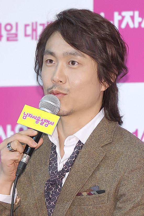 오정세(배우)
배우 오정세가 누드 연기에 도전한 가운데 “상, 하반신 다 벗었음에도 15세 관람 등급을 받았다”고 말했다.
오정세는 2월 4일 오후 2시 서울 코엑스 메가박스점에서 열린 영화 ‘남자사용설명서’(감독 이원석)의 언론시사회에 참석해 “상반신 뿐만 아니라 하반신까지 모두 노출을 감행했다”고 운을 뗐다