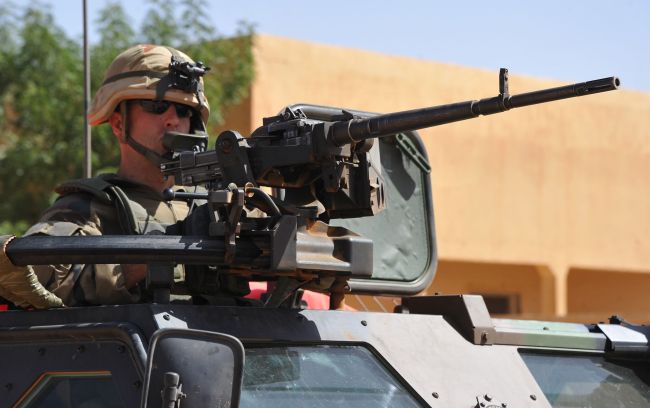 <YONHAP PHOTO-1608> French troops patrol in the streets of Gao on February 3, 2013. France said it carried out major air strikes today near Kidal, the last bastion of armed extremists chased from Mali's desert north in a lightning French-led offensive. AFP PHOTO / SIA KAMBOU../2013-02-03 23:54:15/ <저작권자 ⓒ 1980-2013 ㈜연합뉴스. 무단 전재 재배포 금지.>
French troops patrol in the streets of Gao, Mali, Sunday.   AFP-Yonhap News