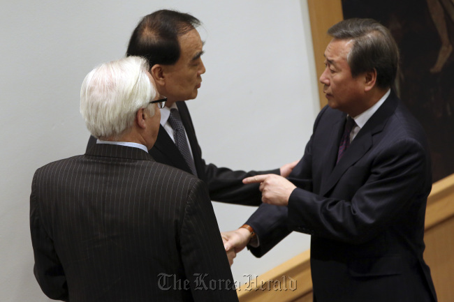 South Korean Ambassador Kim Sook (left) speaks with Chinese Ambassador Li Baodong (center) and Russian Ambassador Vitaly Churkin during a Security Council meeting on Jan. 22 at United Nations headquarters. (AP-Yonhap News)