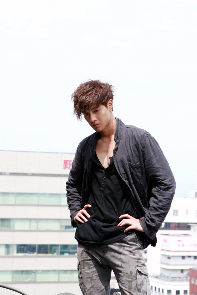 김현중(가수/배우)
연예기획사 키이스트가 탄탄대로를 걷다 돌부리를 만났다.
키이스트는 최근 드라마제작 자회사 콘텐츠케이의 1,2호 작품인 ‘울랄라부부’ ‘학교2013’의 흥행 연타로 함박 웃었다가 드라마 ‘도시정벌’의 KBS 편성 보류로 울상이다. 이 드라마에 주연으로 출연하던 키이스트 소속 연기자 김현중에게 얼마나 타격이 올 지도 관심꺼리다.