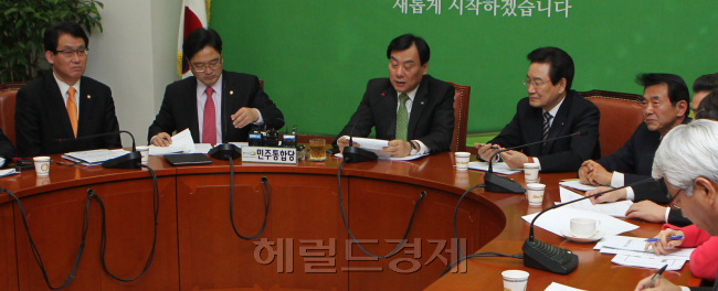 민주당 원내대책회의.<br />정희조 기자/checho@heraldcorp.com 130205
민주통합당은 5일 서울 여의도 당사에서 원내대책회의를 열고 대통령직인수위원회가 의원입법으로 발의할 정부조직개편안의 문제점에 대해 수정을 요구하기로 방침을 정했다. 아울러 새누리당이 이동흡 헌재소장 후보자 임명동의안을 국회 본회의 표결로 처리하겠다고 한 데 대해서도 반대 입장을 분명히 했다.