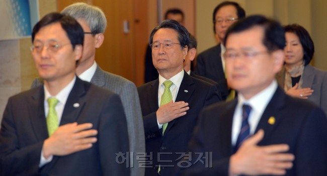 제21차 동반성장위원회 회의가  5일 오전 서울 서초구 반포동 팔래스호텔에서 열려유장희 위원장과 위원들이 국민의례를 하고 있다. <br />김명섭 기자 msiron@heraldcorp.com
제21차 동반성장위원회 회의가  5일 오전 서울 서초구 반포동 팔래스호텔에서 열려유장희 위원장과 위원들이 국민의례를 하고 있다.
김명섭 기자 msiron@heraldcorp.com
서울 서초구 반포동 팔래스호텔에서 5일 열린 제21차 동반성장위원회 회의장에서 유장희(가운데) 위원장과 위원이 국민의례를 하고 있다. 김명섭 기자/msiron@heraldcorp.com