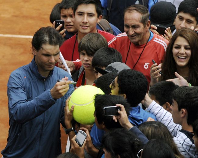 Spanish tennis player Rafael Nadal signs autographs before a training session on Monday.
AFP-Yonhap News