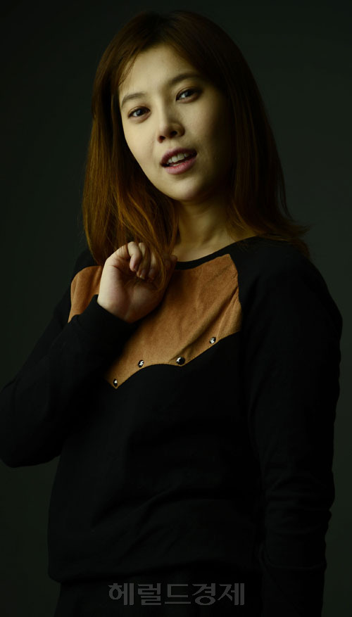 배다해(가수)
“신나요.” 소감을 묻자 천진난만하게 나오는 첫마디다. 뮤지컬 ‘셜록홈즈: 앤더슨가의 비밀’에 이어 ‘아르센 루팡’에 모습을 드러내는 배다해(30)는 이번에도 창작 초연이라 부담이 클 텐데 표정은 밝다.
최근 만난 배다해는 열정으로 불타고 있었다. ‘셜록홈즈’에선 초연인 탓에 등장인물 해석에 애를 먹었지만 이번에는 다르다.