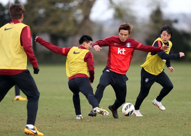 Korea’s Koo Ja-cheol (center) takes part in a training session ahead of the Croatia match on Monday.   Yonhap News