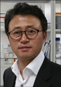 심영복(기업인/코리아본뱅크대표)
코리아본뱅크(대표 심영복·사진)가 지난 2006년부터 개발해온 골형성 단백질 ‘BMP2’가 임상시험을 마치고 식약청에 품목허가를 신청, 상반기 중 시판에 들어갈 전망이다.