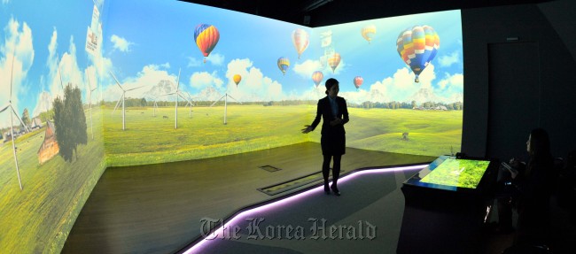 A vision of future, “smart homes” where emails, phone calls and home entertainment can be utilized via wall screen projections, is shown in the U.Home display at the SK Telecom Ubiquitous Museum.    Kim Myung-sub/The Korea Herald