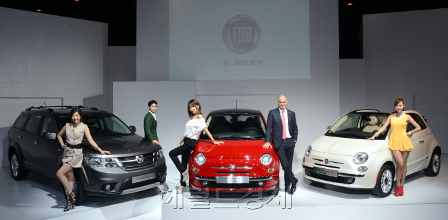 Pablo Rosso (second from right), the Korean president of Fiat-Chrysler APAC, poses with the Fiat 500 during the launching event held at a Seoul hotel on Tuesday.   Ahn Hoon/The Korea Herald