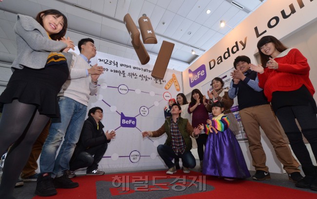 4일 오전 서울시 강남구 코엑스에서 (주)베페가 주최하는 제23회 베페 베이비페어에서 예비아빠엄마와 가족들이 우리의 고유한 명절인 설날을 맞아 대형윷놀이를 하고 있다. <br />이번 전시회는 임신, 출산, 육아관련 전시회로서 국내외 350여개의 브랜드가 참여하며 7일까지 열릴 예정이다.<br />이상섭 기자. babtong@heraldcorp.com 2013.02.04
4일 오전 서울시 강남구 코엑스에서 (주)베페가 주최하는 제23회 베페 베이비페어에서 예비아빠엄마와 가족들이 우리의 고유한 명절인 설날을 맞아 대형윷놀이를 하고 있다.
이번 전시회는 임신, 출산, 육아관련 전시회로서 국내외 350여개의 브랜드가 참여하며 7일까지 열릴 예정이다.
이상섭 기자. babtong@heraldcorp.com 2013.02.04