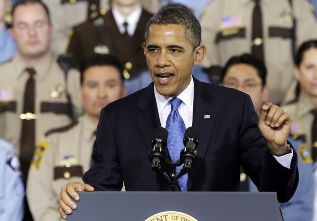 버락오바마(Barack Obama/정치인/미국대롱령)
U.S. President Barack Obama gestures while speaking to outline his plan on gun violence at the Minneapolis Police Department’s Special Operations Center in Minneapolis on Monday.   AP-Yonhap News