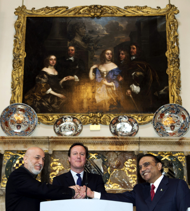 Britain’s Prime Minister David Cameron (center) shakes hands with Afghanistan’s President Hamid Karzai (left) and Pakistan’s President Asif Ali Zardari at Chequers, near Wendover, England, Monday.   AP-Yonhap News