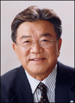 안유수(기업인/에이스침대회장)
재단법인 에이스경암(이사장 안유수ㆍ에이스침대 회장)은 지난 4일 경기도 성남시 분당지역 독거노인과 소년ㆍ소녀가장을 돕기 위해 진천쌀 10㎏ 1319포(3100만원 상당)를 분당구청에 기증했다. 쌀은 분당 지역 독거노인 1292세대, 소년소녀가장 27세대 등 총 1319세대에 전달될 예정이다.