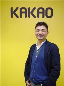 김범수(기업인/카카오이사회의장)
“올해 새롭게 론칭할 서비스는 전국민 힐링 프로젝트”
김범수 카카오 의장은 5일 서울 이화여대 ECC 이삼봉홀에서 열린 ‘케이큐브 스타트업 컨퍼런스’에 참여해 “전 세계에 유일하게 존재하는 나만을 위한 책을 만들어주는 프로젝트를 시작하겠다”며 이 같이 밝혔다.