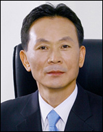 이철영(금융인/현대씨앤알)
현대해상이 3년만에 공동대표제를 부활시켰다. 현대해상은 지난 4일 임시주주총회를 열고 퇴임한 서태창 대표의 후임에 이철영<사진> 전 자회사 이사회 의장과 박찬종 부사장을 공동대표로 선임했다. 특히 3년만에 현대해상 대표로 컴백한 이철영 사장에 대한 업계의 관심이 높다.