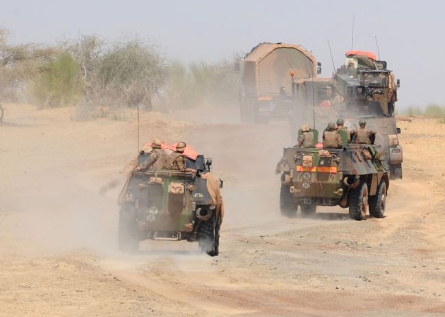 A convoy of French army vehicles patrols between Timbuktu and Douentza in Mali on Monday.   AFP-Yonhap News