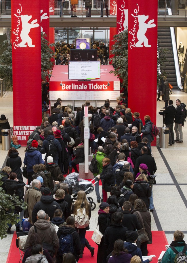 Film buffs line up in front of a ticket counter of the International Film Festival Berlin, Berlinale, at Potsdamer Platz in Berlin, Germany, Monday.   AP-Yonhap News