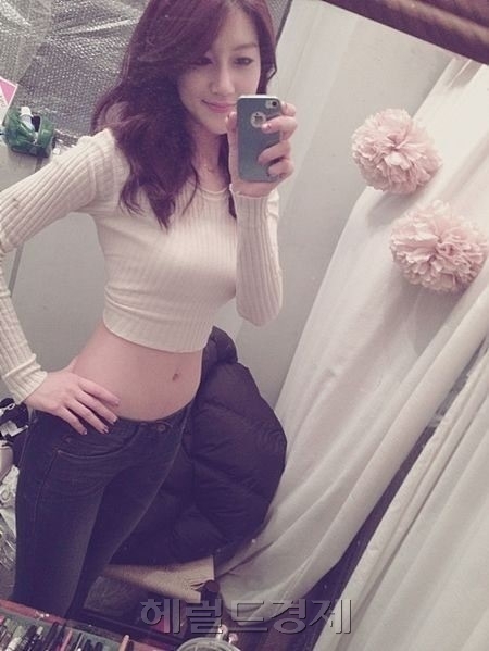 오승아(가수/레인보우)
레인보우의 멤버 오승아의 완벽 S라인 몸매가 화제다.
오승아는 지난 4일 미투데이를 통해 “레인보우 S라인 승아에요. 레인보우 2차 티저 사진 공개된 거 다들 아시죠? 함께 보러 가요”라는 글과 함께 거울 셀카를 공개했다.