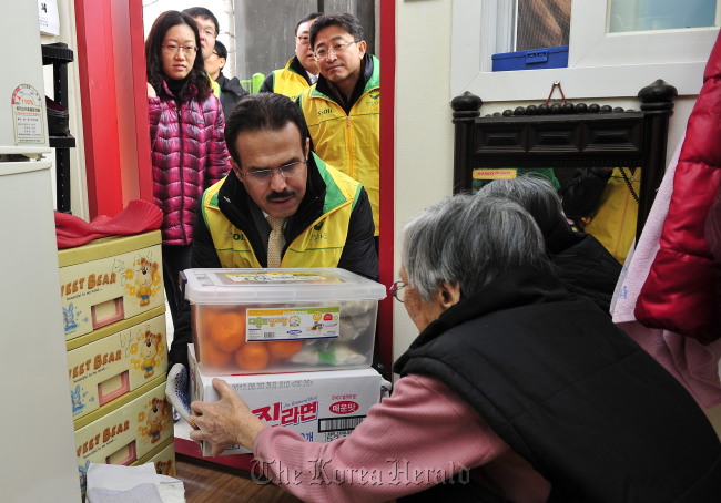 S-Oil CEO Nasser Al-Mahasher (center) and employees deliver New Year gift packages to senior citizens living alone in Yeongdeungpo, Seoul, Tuesday.   S-Oil