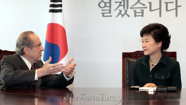 President-elect Park Geun-hye meets former U.S. Defense Secretary William J. Perry in her office Monday. Yonhap News