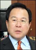 김학규(시장)
용인시(시장 김학규·사진)는 올해 12억원 예산을 확보, 준공 후 7년이 경과된 20세대 이상 아파트 단지를 대상으로 노후 시설물 개·보수 사업비 일부를 지원하는 ‘공동주택 보조금 지원사업’을 추진한다고 5일 밝혔다.
