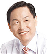 김상곤(교육공무원)
경기도교육청 김상곤 사진 > 교육감은 6일부터 학교폭력 대처 잘하는 교육기관과 인권친화적인 졸업식 학교를 연쇄적으로 방문한다고 5일 밝혔다. .... 이달에는 학교폭력 해소를 위해 노력하는 기관, 폭력없는 인권친화 졸업식을 선보이는 학교 등 최대 7곳을 방문한다.
