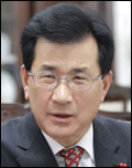 이시종(광역단체장)
박람회조직위는 5일 충북도청 소회의실에서 조직위원회 공동위원장인 이시종<사진> 충북지사와 롯데칠성음료(주)·충북소주(주) 이재혁 대표이사가 공식후원 협약을 체결했다고 밝혔다.