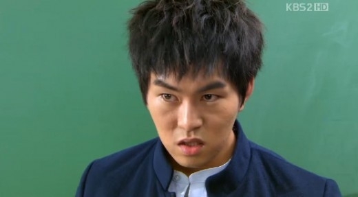 곽정욱(배우)
최근 종영한 KBS2 드라마 ‘학교 2013’에서 문제아 오정호를 연기한 배우 곽정욱의 실제 성적이 공개됐다. 최근 그는 복수 매체 인터뷰에서 고등학교 시절 전교 2등을 한 경험을 밝혔다. 곽정욱은 드라마 속 문제아 캐릭터와 전혀 다르게 성실한 공부실력을 갖추고 있었던 것.
