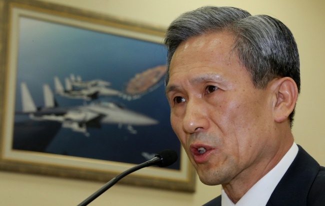 김관진(정무직공무원)
Minister of National Defense Kim Kwan-jin (Yonhap News)
Defense Minister Kim Kwan-jin left for Saudi Arabia on Monday night for a defense cooperation deal despite growing tensions over North Korea’s preparations for a third nuclear test.
Seoul officials defended his three-day visit, saying that the military was fully ready for all possible contingencies. They underscored that the bilateral pact would help bolster Korea’s defense industry and enhance its energy security.