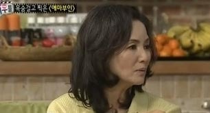 안소영(배우)
배우 안소영이 영화 ‘애마부인’ 촬영 중 3번의 죽을 고비를 넘겼다고 밝혔다.
지난 4일 방송된 MBC ‘토크클럽 배우들’에는 ‘애마부인’의 여주인공 안소영이 출연해 영화 비하인드 스토리를 전했다.
이날 방송에서 안소영은 “애마부인 찍을 때 목숨을 세 번놓고 찍었다.”고 말하면서 “안장도 없이 누드로 말을 탔는데, 말 등이 그렇게 날카로운 줄 몰랐다. 그거 찍고 하혈을 한 동이만큼 했다”고 당시의 위험했던 상황을 설명했다.