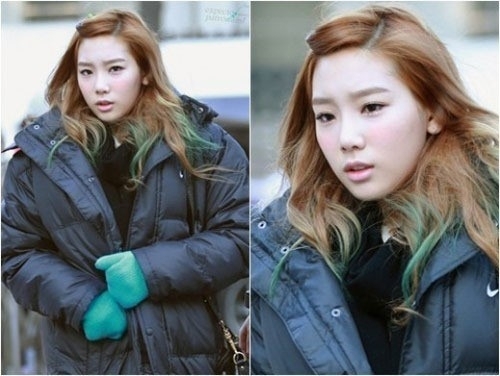 태연(김태연/가수/소녀시대)
소녀시대 멤버 태연의 출근길 포착 사진이 화제다. 최근 한 온라인 커뮤니티 게시판에는 ‘초록색으로 깔맞춤한 태연 출근길’이라는 제목과 함께 태연의 사진이...은 초록색 투톤 헤어를 하고 장갑까지 모두 초록색으로 맞춘 스타일을 하고 있다.
