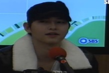송중기(배우)
배우 송중기가 SBS 수목드라마 ‘그 겨울, 바람이 분다’(이하 그 겨울) 촬영장에 깜짝 방문했다. 지난달 말 송중기는 동료 배우 이광수 등과 함께 ‘그... 한 패밀리레스토랑 광고에서 조인성과 함께 출연해 인연이 있는 것으로 알려졌다.